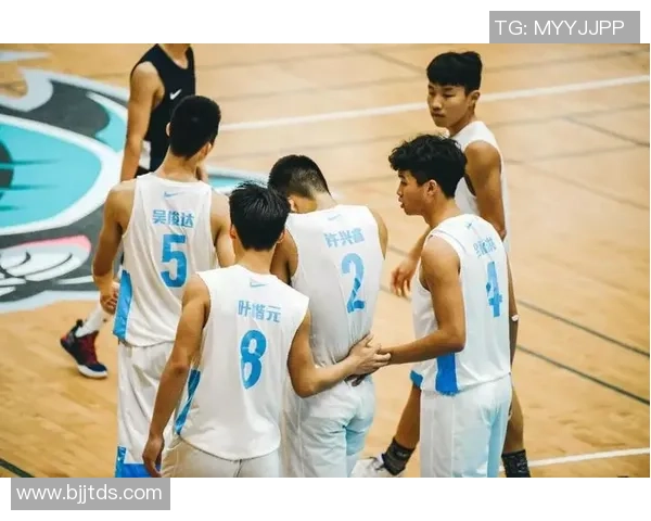 何炅与足球明星的友谊之路：从荧幕到绿茵场的精彩故事