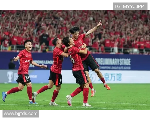 成都足球队实力引发热议球迷对球队表现的不同声音与看法